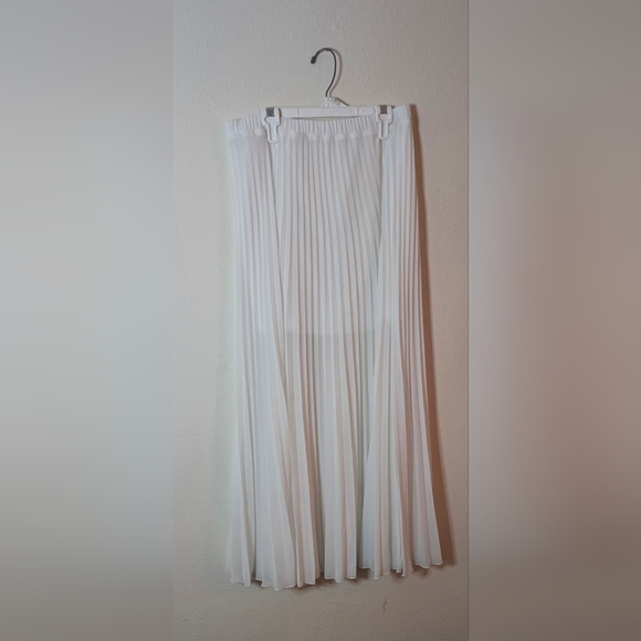 Hey Babe Dresses & Skirts - Hey Babe White Pleated Midi Summer Skirt Elastic Waist Chiffon New Size Small